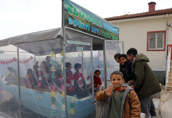 Fırat Nehri'ndeki atıl tekneyi onarıp, öğrencileri için kütüphaneye çevirdi