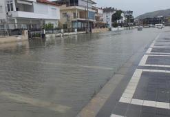 Balıkesir'de lodos; deniz taştı, yollar göle döndü