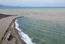 Derelerden akan sel suyu, Akdeniz’i kahverengiye bürüdü