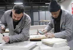 Baba-oğul, tarihi Rum Yetimhanesi'nin bahçesinde kurulan atölyede taşa şekil veriyor