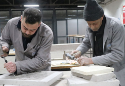 Baba-oğul, tarihi Rum Yetimhanesi'nin bahçesinde kurulan atölyede taşa şekil veriyor