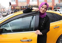 Şoförleri ayrılınca durakta eşine yardım için direksiyona geçen Nuriye, 10 yıldır taksicilik yapıyor