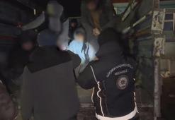 Kamyonetten 19 kaçak göçmen çıktı; 3 gözaltı