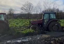 Çamura batan traktörü çıkarmak isteyen çiftçilerin 2 traktörü de çamura saplandı