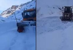 Van’da çığ düşen mahalle yolunda karla mücadele sürüyor
