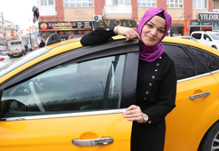 Şoförleri ayrılınca durakta eşine yardım için direksiyona geçen Nuriye, 10 yıldır taksicilik yapıyor