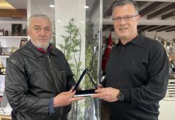 Temizlik işçisi bulduğu para ve ziynet eşyası dolu çantayı sahibine teslim etti