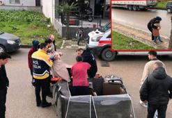 Devrilen triportörün sürücüsü yaralandı, yanındaki oğlu gözyaşı döktü