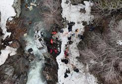 Bitlis'te hafif ticari araç, dereye uçtu: 3 ölü, 5 yaralı