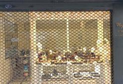 Son anda kapıyı kapatan kuyumcu, soygunu önledi