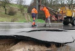 Balıkesir'de asfalt yol, sağanak sonrası çöktü