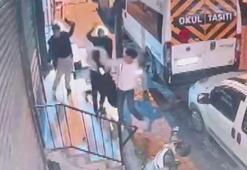Sultangazi'de apartman önünde bekleyen 2 çocuğa bıçaklı saldırı kamerada