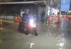 İzmir’de sağanak; cadde ve sokaklar göle döndü, sürücüler zor anlar yaşadı