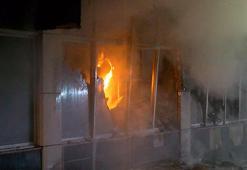 Bağcılar'da 4 katlı tekstil fabrikası alev alev yandı