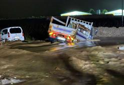 Manisa’da derede mahsur kalan 2 araç kurtarıldı