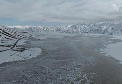 Buzu çözülmeye başlayan Nehil Sazlığı dron kamerasında