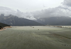 Hayvanların otladığı Avlan Gölü'nde su sevinci