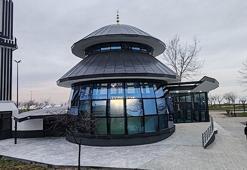 Denize nazır 'camlı cami' ilk teravihle açılıyor