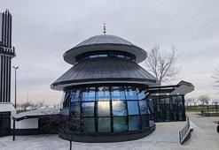 Denize nazır 'camlı cami' ilk teravihle açılıyor