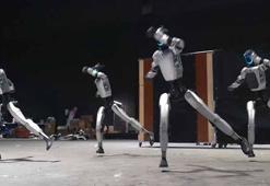 Çin'de Bahar Bayramı galasında insansı robotlardan 'dövüş sanatları' gösterisi