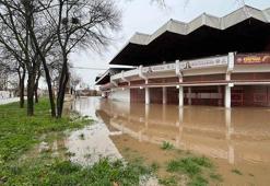 Edirne'de nehirlerin debisi arttı, 'turuncu alarm' verildi; Sarayiçi'ni su bastı