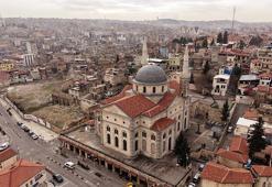 Depremde hasar alan Kurtuluş Camisi'nde onarım sonrası ilk ramazan