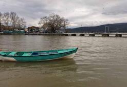 Uluabat Gölü'nde, araçların park edildiği köprünün altından yağışlar sonrası yeniden kayıklar geçiyor