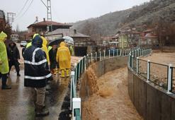 Kayseri'de sel; yollar çöktü, ev ve iş yerlerini su bastı