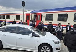 Bingöl'de yolcu treni otomobile çarptı: 3 yaralı