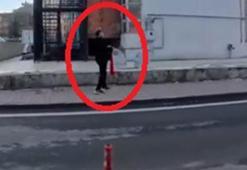 Yerdeki bayrağı koşarak aldı; o anlar kamerada