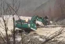 Kahramanmaraş’ta dere taştı, mahsur kalan vatandaş iş makinesiyle kurtarıldı