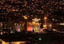 Tarihi Ulu Cami'nin 'Kul hakkından sakın' yazılı mahyası yakıldı