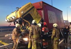 Beykoz'da otoyolda kamyon TIR'a çarptı; sıkışan şoförü itfaiye kurtardı