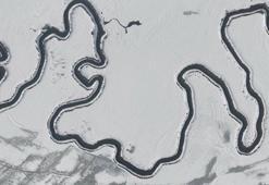 Beyaz örtüyle kaplanan Menderesler, dronla görüntülendi