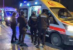 Avcılar D-100'de otomobil minibüse çarptı: 2 yaralı