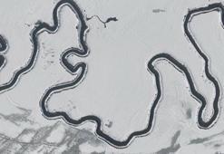 Beyaz örtüyle kaplanan Menderesler, dronla görüntülendi