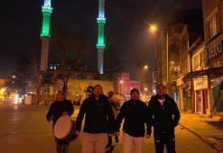 Sokak sokak gezip, ilahi söyleyerek sahura kaldırdılar