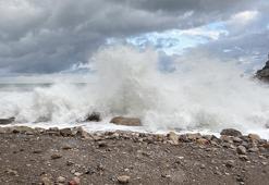 Amasra'da fırtına; dalgalar kaldırım taşlarını söktü