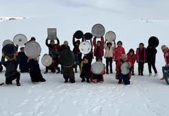 Evlerden getirdikleri tepsilerle köy merasında kaydılar