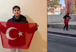 Kaldırımda gördüğü bayrağı alıp öpen Berk: Yerde olmasına izin veremezdim
