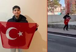 Kaldırımda gördüğü bayrağı alıp öpen Berk: Yerde olmasına izin veremezdim