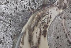 Sivas'ta Yıldız Irmağı taştı; araziler su altında kaldı, mezra yolu kapandı