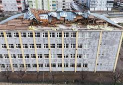 Muş'ta fırtına okulun çatısını uçurdu