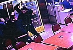 Çayevinde bıçaklı saldırı kamerada