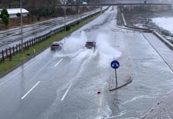 Rize'de dalgalar kayalıkları aşıp sahil yoluna ulaştı