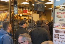 Beyoğlu'nda ilk iftar öncesi pide kuyruğu