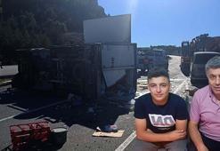 Minibüsle çarpışan kamyonetin sürücüsü ile oğlu öldü