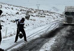 Buz tutan rampada TIR şoförleri mahsur kaldı