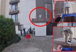 Önce siparişini teslim etti, sonra damda kalan çocuğu kurtardı; o anlar kask kamerasında