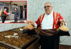 Fırat Nehri kenarında ağaçlardan toplanıp yapılan şerbete ramazan ilgisi